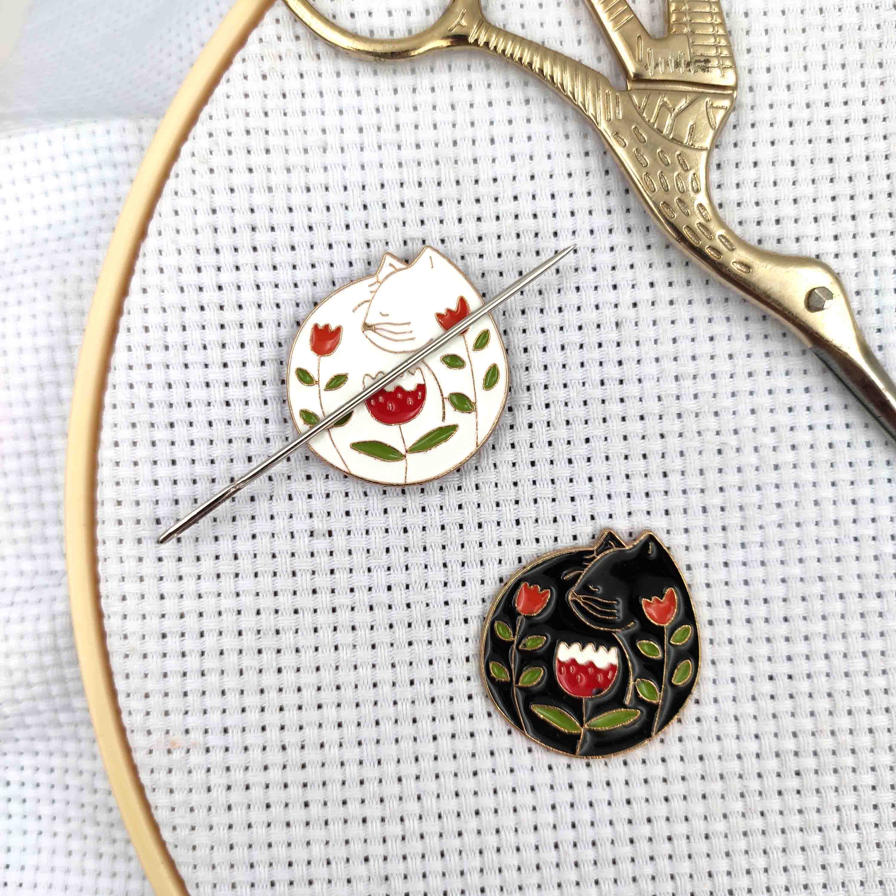 Needle Minder Magnet - Nadelhalter, magnetisch, 2er-Set, Katzen, Schwarz, Weiß,