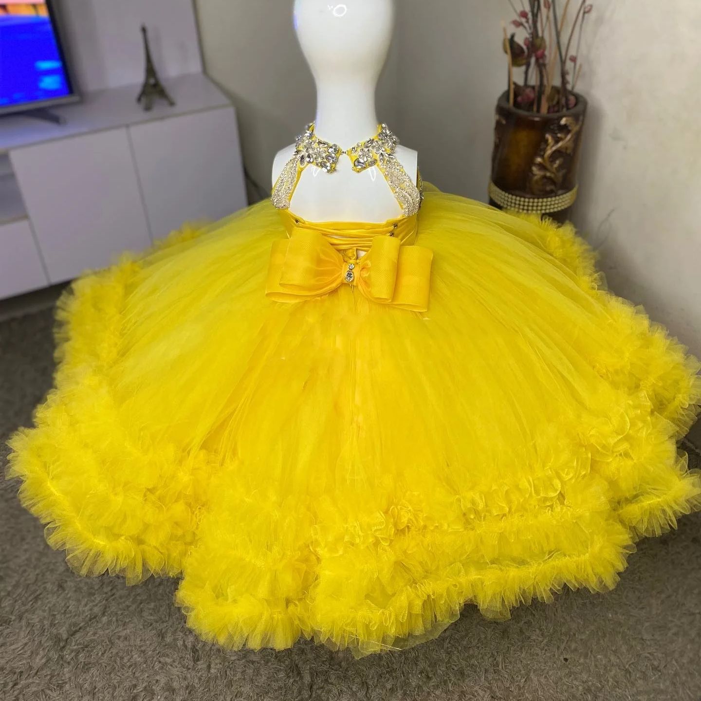 Wunderschönes gelbes Blumenmäd – Embroidery Yellow Flower Bewertung und Preis