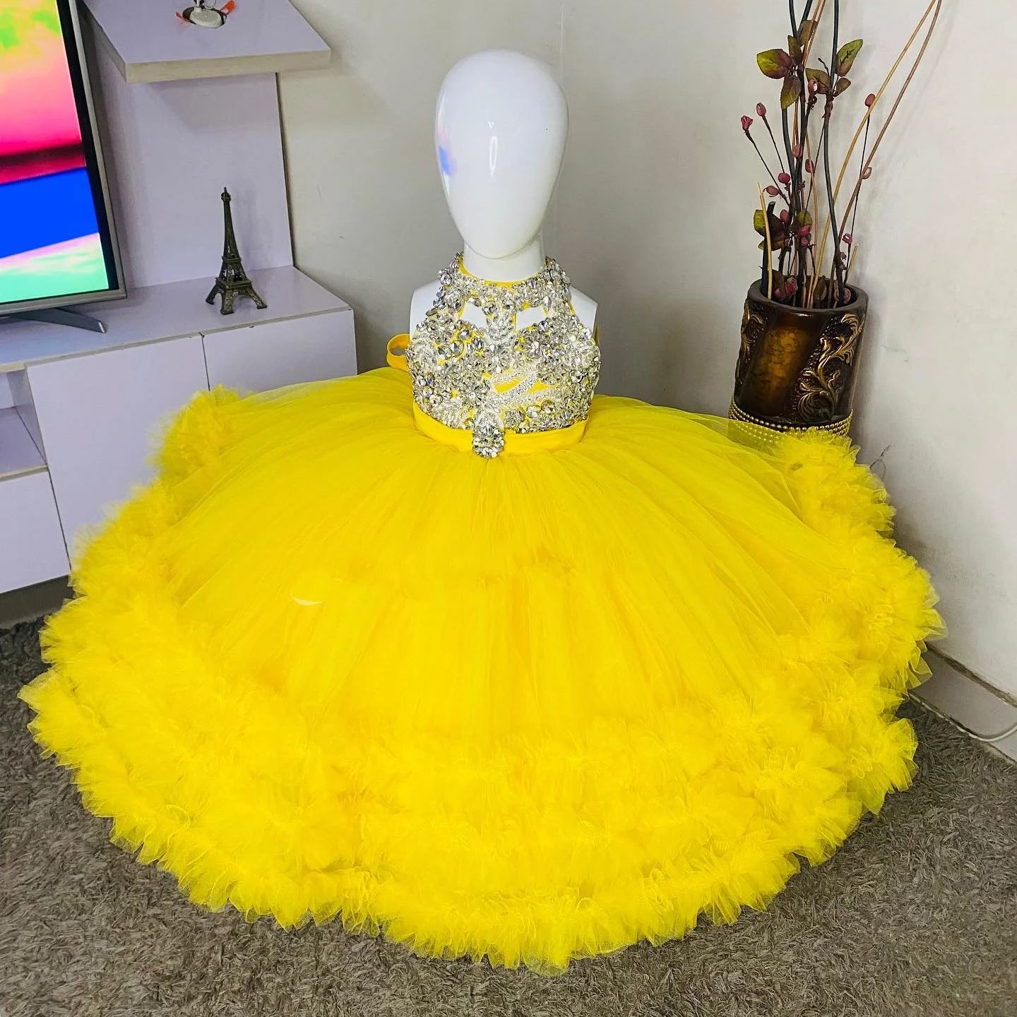Wunderschönes gelbes Blumenmäd – Embroidery Yellow Flower Bewertung und Preis