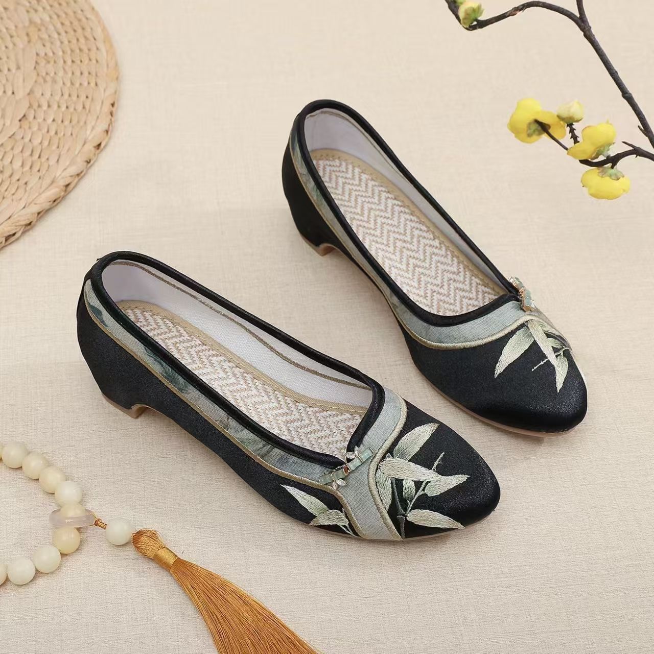 Damen-Schuhe mit niedrigem Abs – Embroidery Fabric Bewertung und Preis