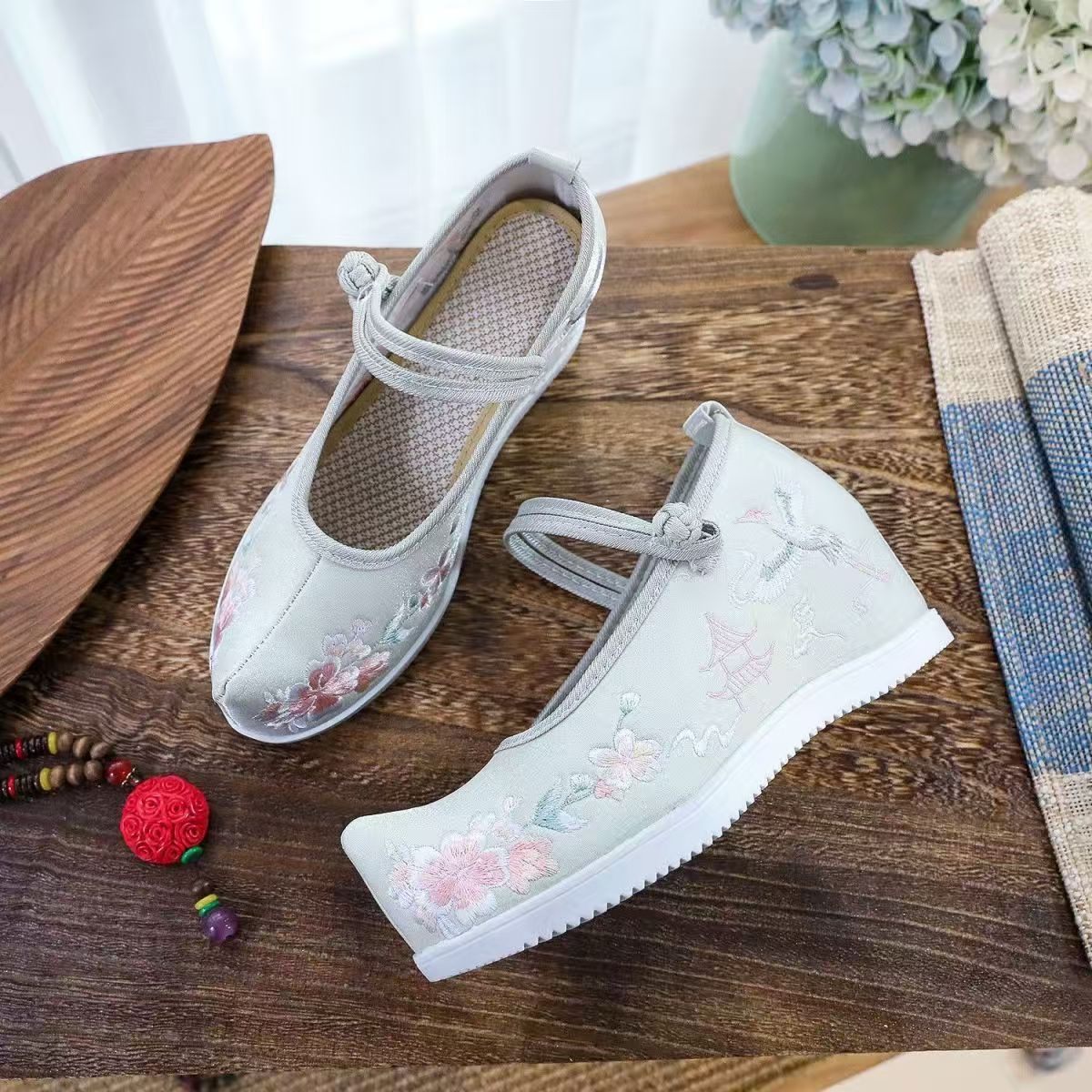 Erhöhte interne bestickte Schu – Embroidery Fabric Bewertung und Preis