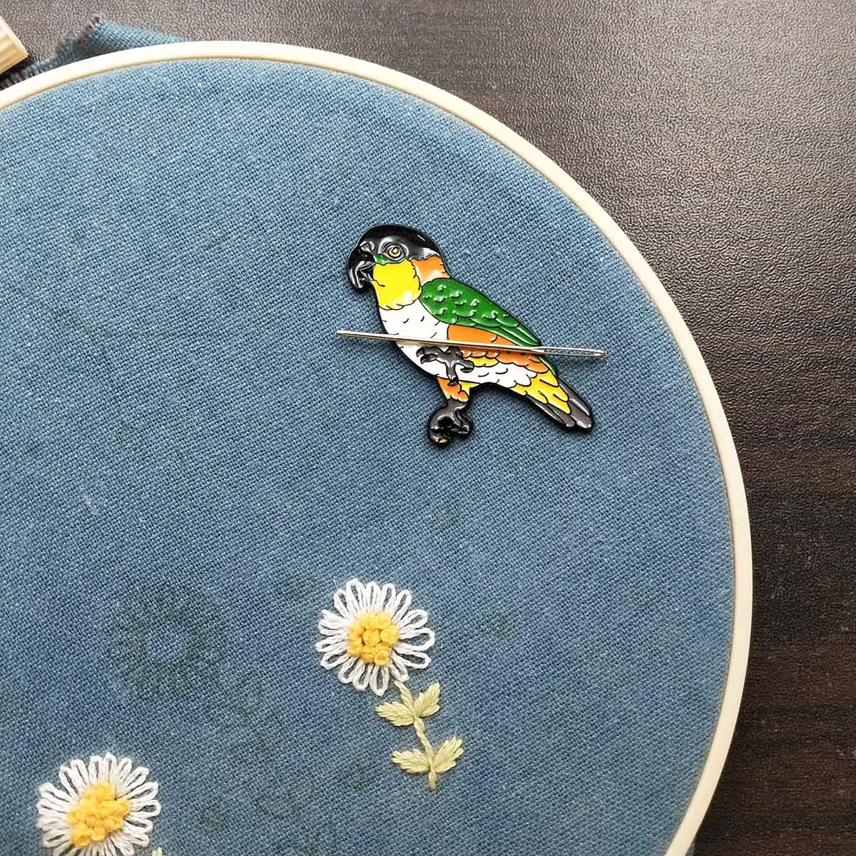 Vogelförmiger Nadelhalter mit  – Needle Minder Magnet Bewertung und Preis